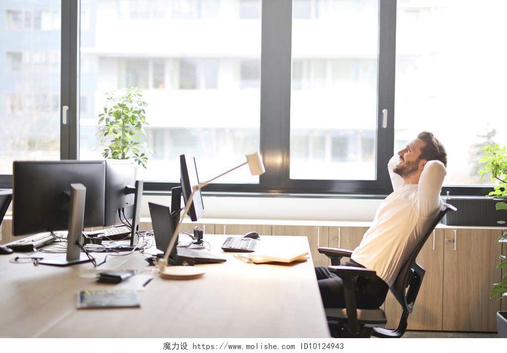 人物商务人士成功开心的坐在办公室背景图片